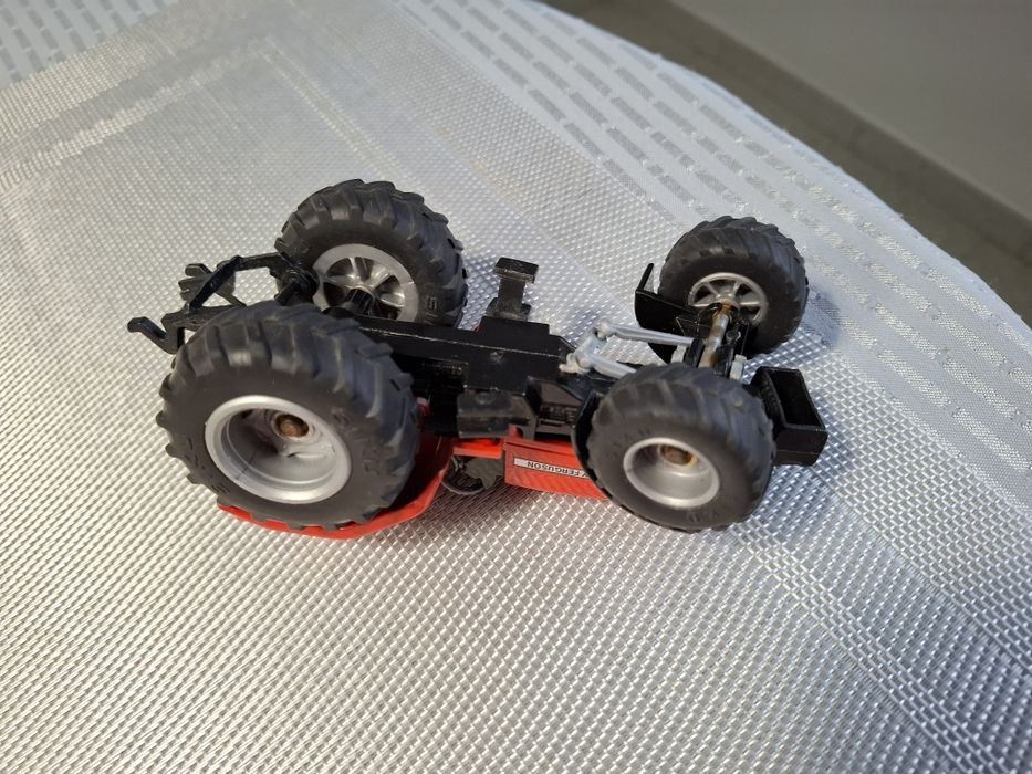Model Traktor skala 1:39
