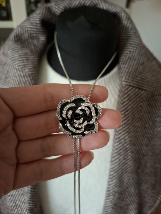 Nowy naszyjnik z efektowną różą