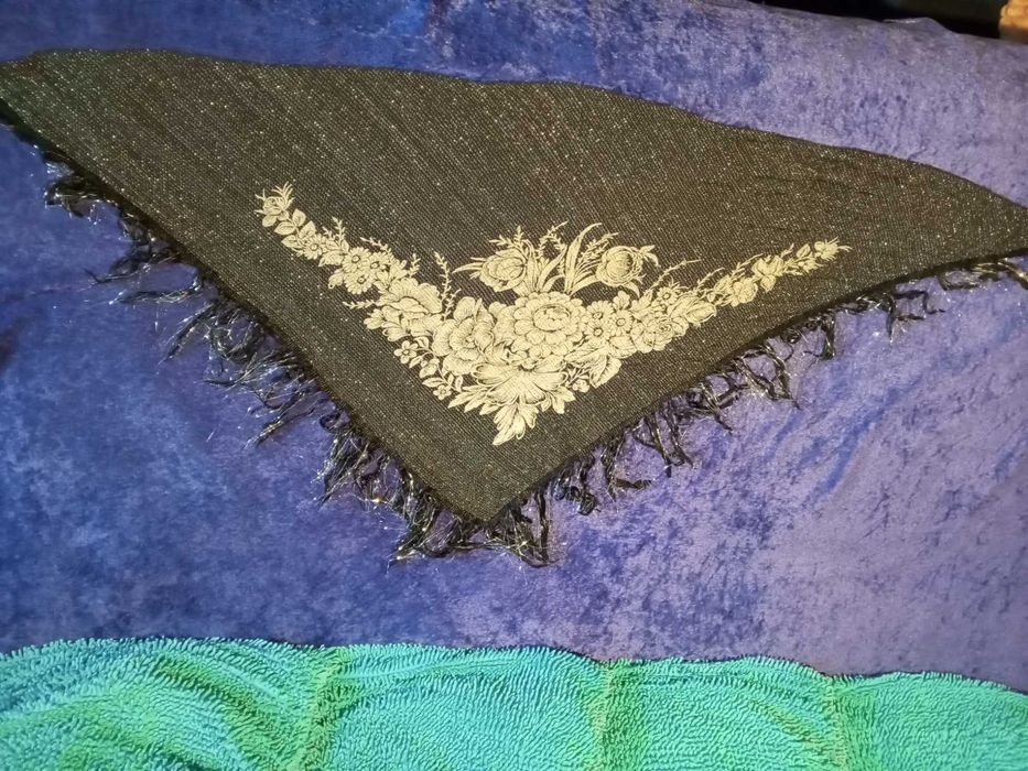 "Строгая" косынка с серебристым люрексом 140 х 60 см