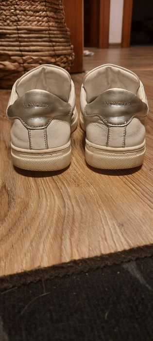 Białe buty moncler dla dziewczynki