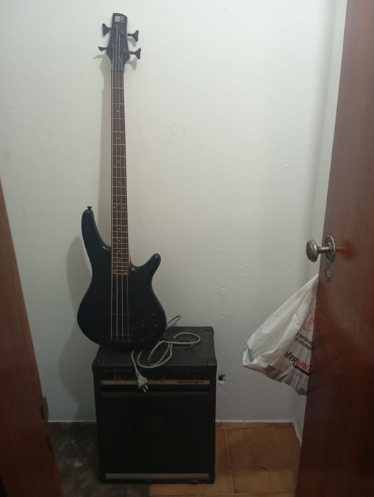 Baixo elétrico , 4 cordas, cordas novas, baixo ativo, bateria nova
