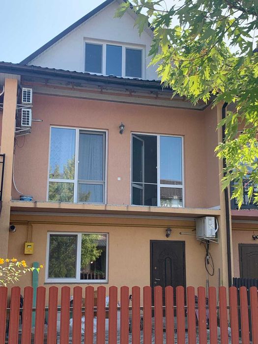 Продам котедж з бомбосховищем в Континенті, біля Львова. Без комісії.