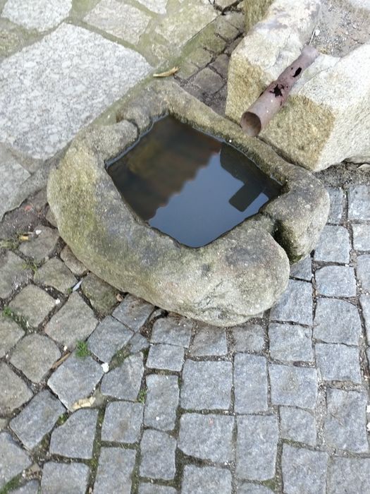 Pias em pedra talhada a mão
