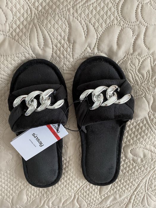 Czarne kapcie z ozdobnym łańcuchem