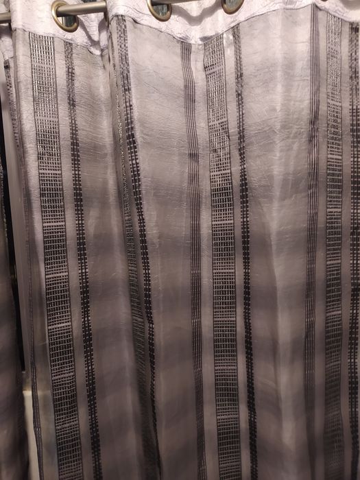 Varão extensível prateado mais cortinas tons cinzento