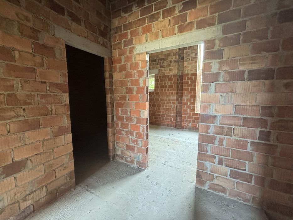 Просторий і стильний будинок у сучасному котеджному містечку