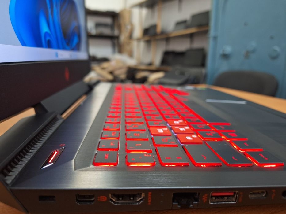 HP OMEN 15-ce033ng i7-7700HQ GTX 1050 Ti 4Gb DDR4 16Gb SSD 512Gb