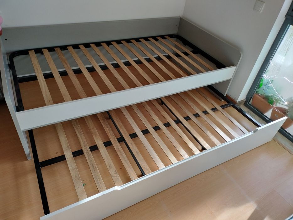 Cama dupla de gaveta deslizante.