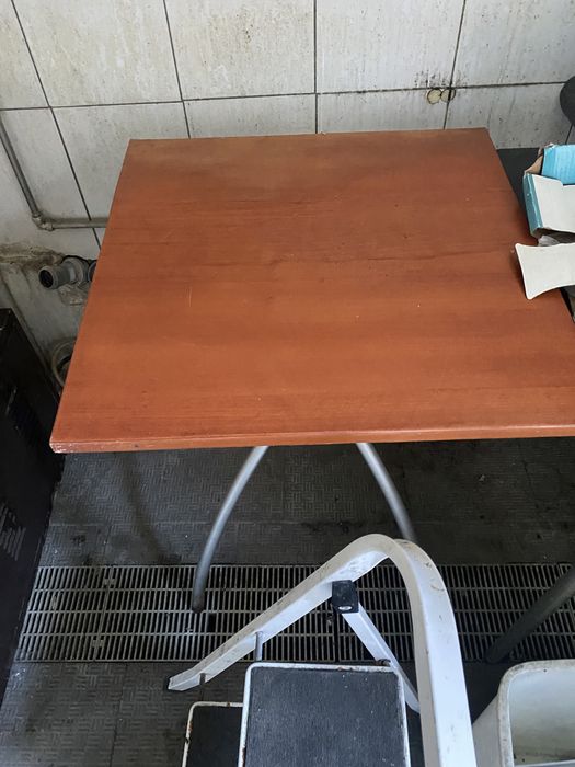 Mesa e 9 cadeiras para desocupar