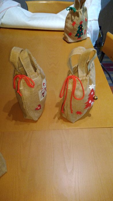 Saquinhos   em  sarapilheira  alusivas  ao  Natal  .