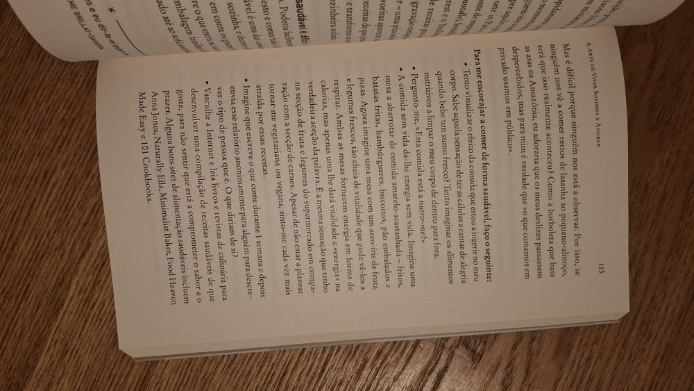 Livro "A arte de viver sozinha e adorar"