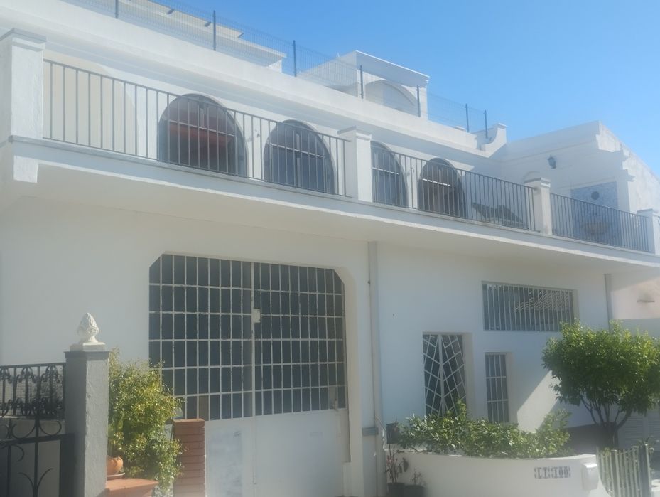 Armazém Alugo 125m2 FUNCHALINHO 4 m Pé Direito.