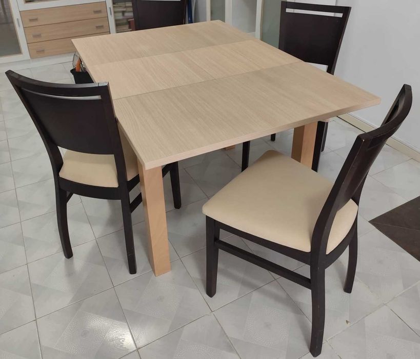 Mesa e 4 cadeiras de sala