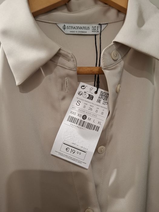 Blusa crop creme acetinada nova Stradivarius
Tamanho S
Cintada
Elegante