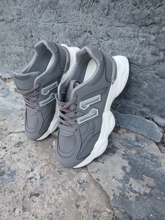 Женские кроссовки 41 розмер