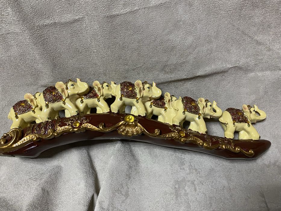 Компания веселых слоников