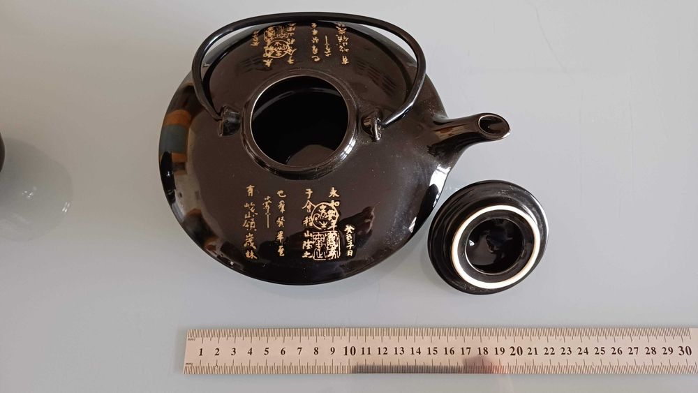 Bule de chá oriental com duas taças