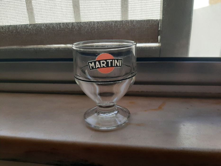 Copo martini e 3 copos antigos.2 copos Cartaxo capital vinho.
