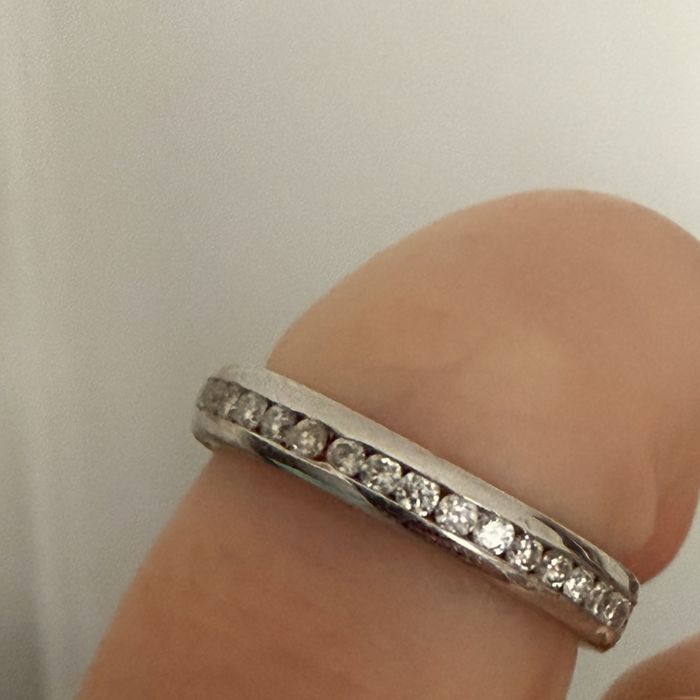Aliança em ouro branco 19,2k com brilhantes cravados.