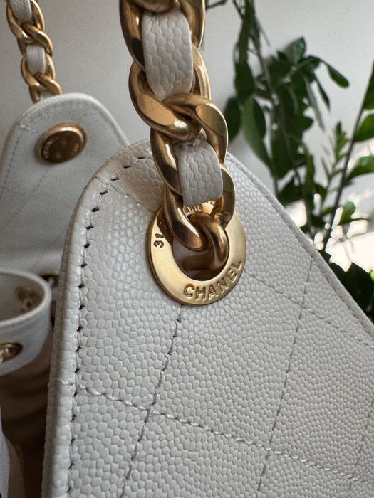 Biala torebka Chanel 25