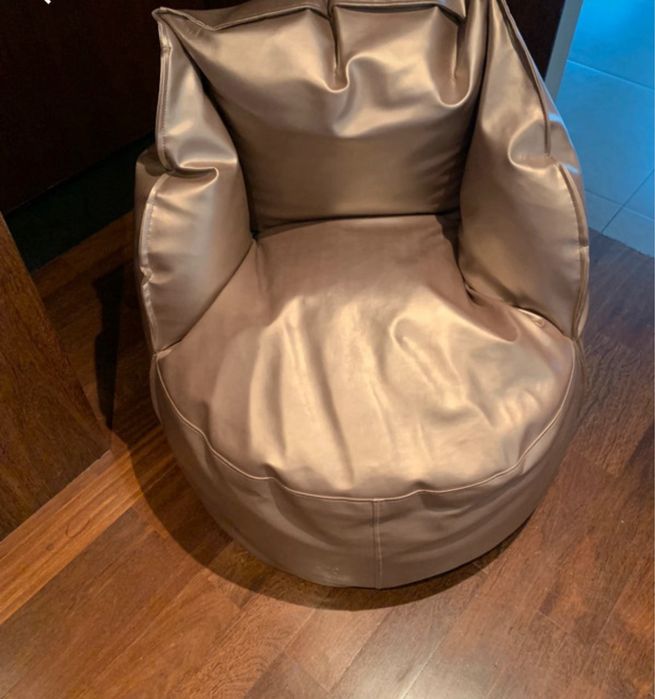 Sofa doirado feito de bolinhas de esferofite. Impecavel