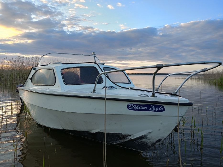 Łódka wędkarska kabinowa