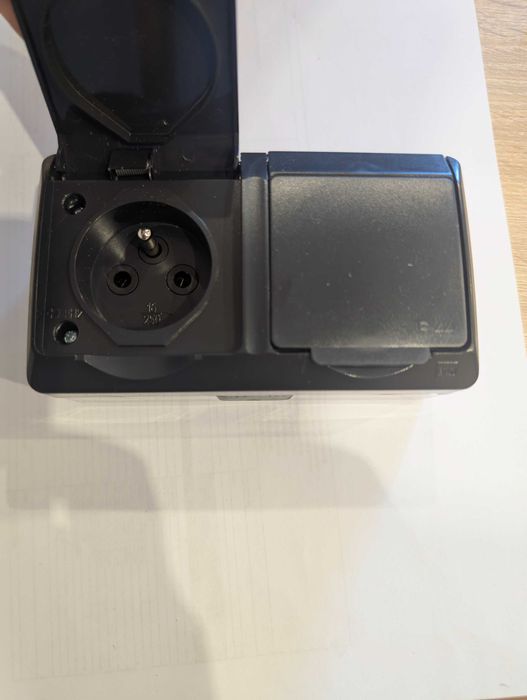 Hermes Gniazdo hermetyczne podwójne natynkowe 16A IP44 antracyt