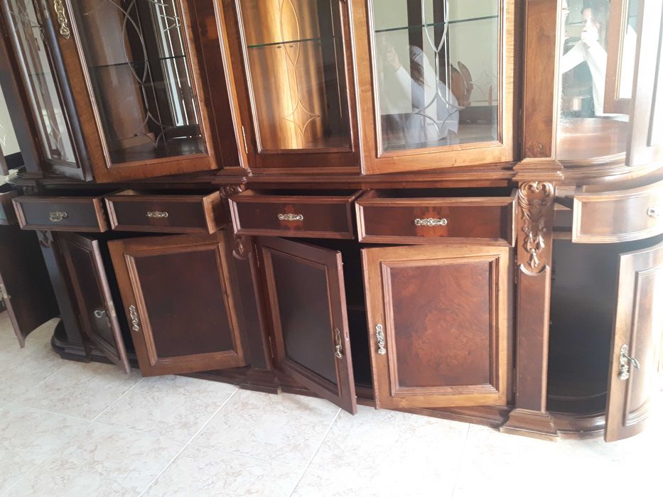 Móvel Cristaleira em Madeira Nogueira