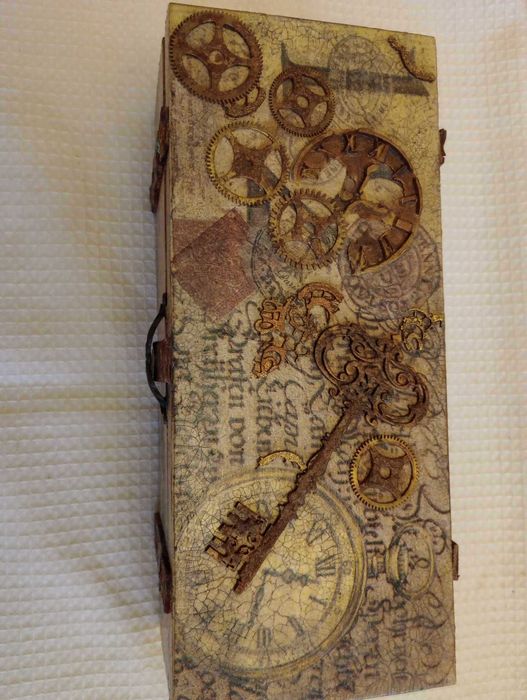 Drewniana, ozdobna szkatułka