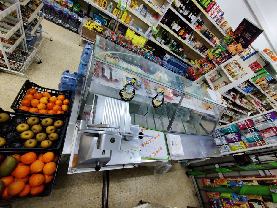 Uma geladeira em bom estado de funcionamento está à venda. Se alguém e