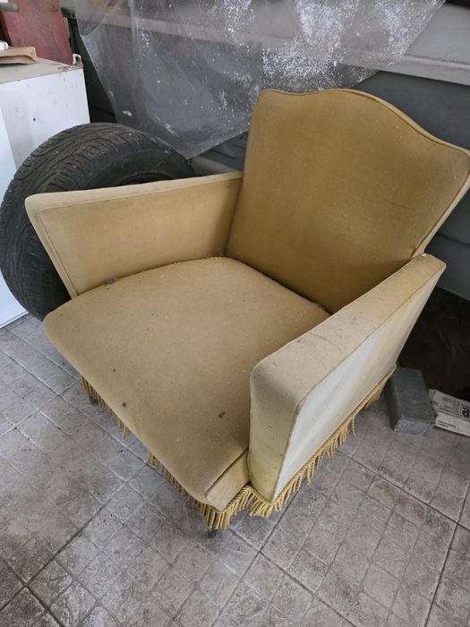 Cadeirão veludo amarelo vingage anos 70