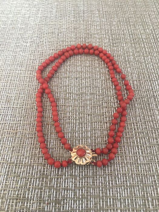 Bransoletka koralowa ze zlotym zapieciem