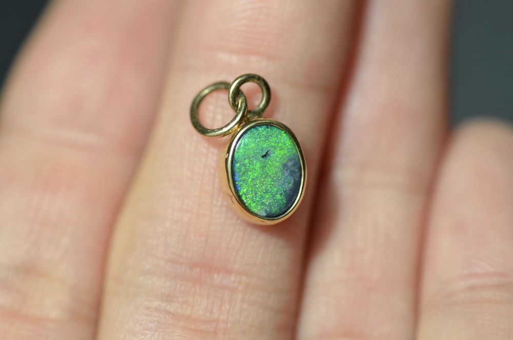 złota zawieszka 585 z nat. ciemnym opalem australijskim