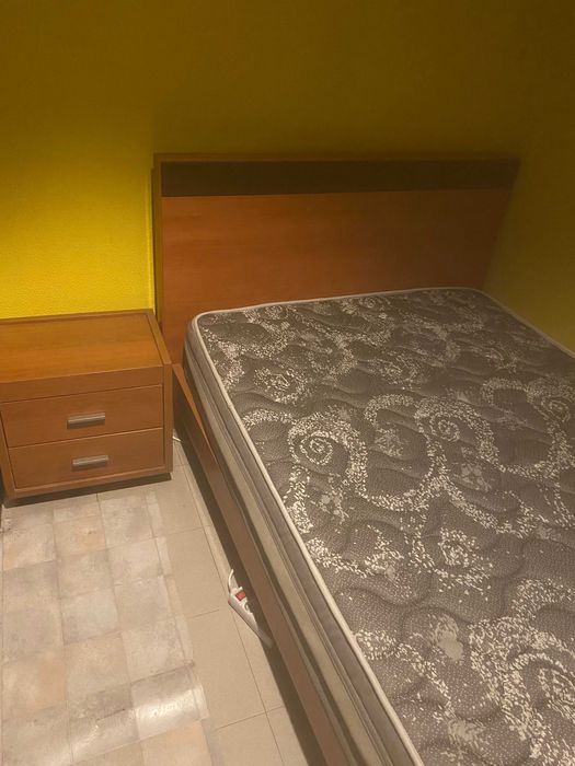 Cama com colchão semi novo + mesinha de cabeceira