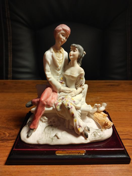 Коллекционная итальянская статуэтка Романтическая пара. Серия Valentine от Miriam