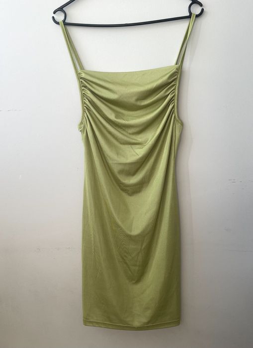 Błyszcząca sukienka mini na ramiączkach zielona