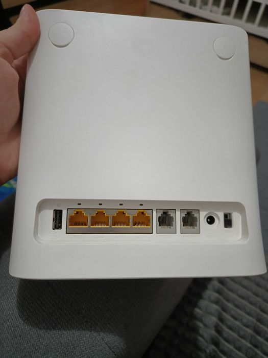 Router w pełni sprawny z całym okablowaniem