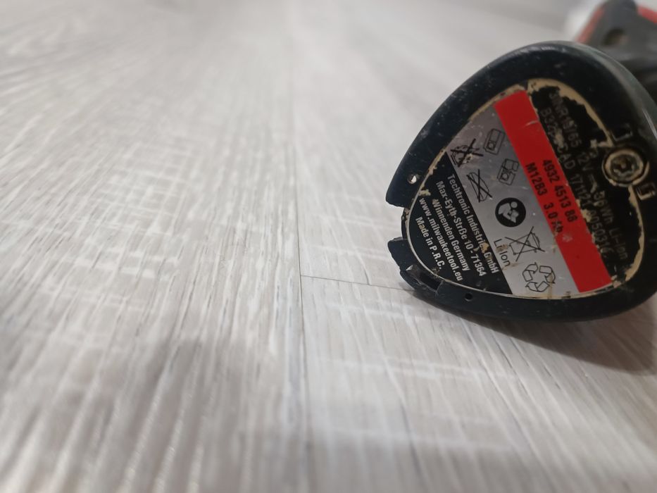 Milwaukee wkrętarka wraz z baterią  3ah m12