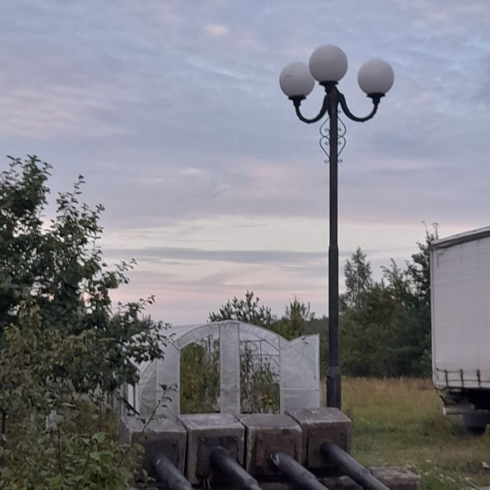 Słup latarnia lampa ogrodowa uliczna światłowód oświetlenie monitoring