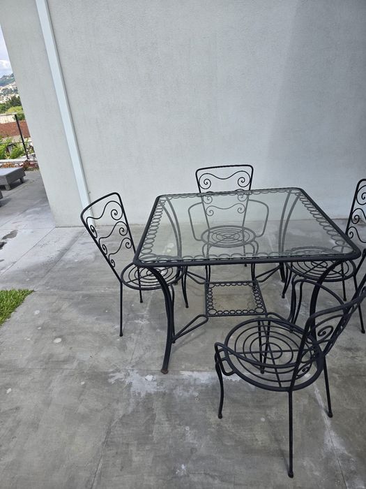 Mesa exterior em ferro e 4 cadeiras