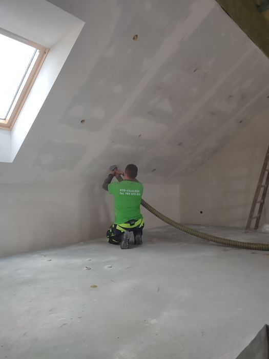 Ocieplanie, wdmuchiwanie celulozy i naprawa izolacji dachu po kunach