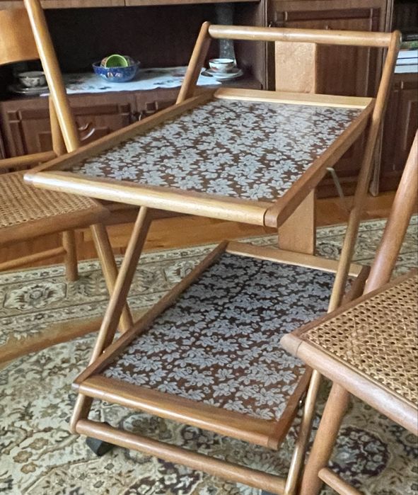 Розкладний кавовий стіл на колесах