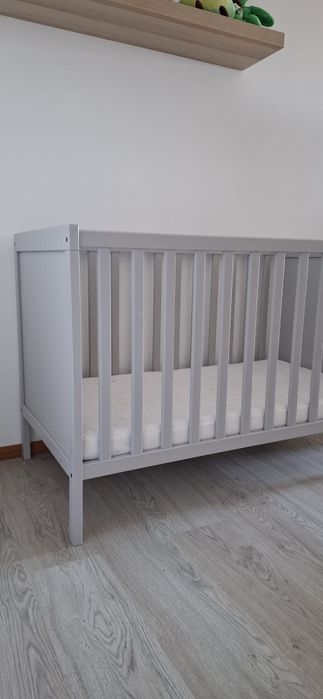 Berço de bebé                            .