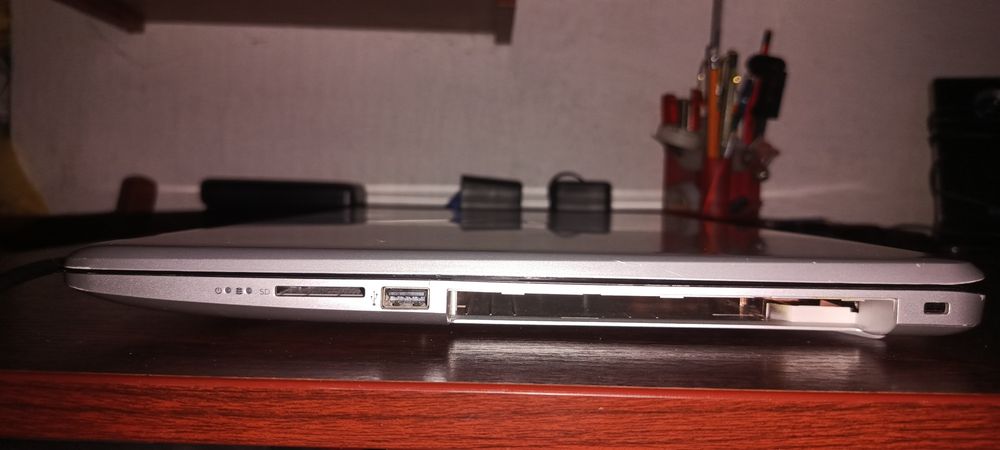 Ноутбук HP 17-bs. Intel Core і3-6006U. Відеокарта Radeon R5 M330 2 Gb. SSD 256 Gb. Екран  HD+