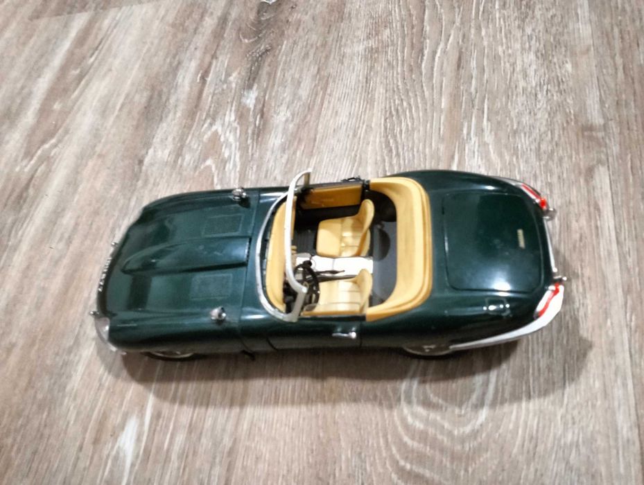 Jaguar E descapotável escala 1/18