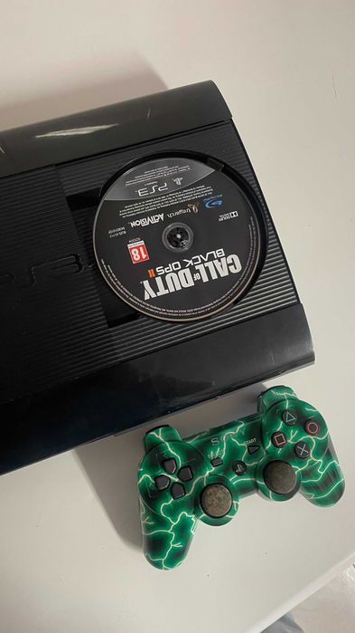 PS3 Super Slim 500GB + 10 jogos (GTA V, Minecraft) + comando e cabos