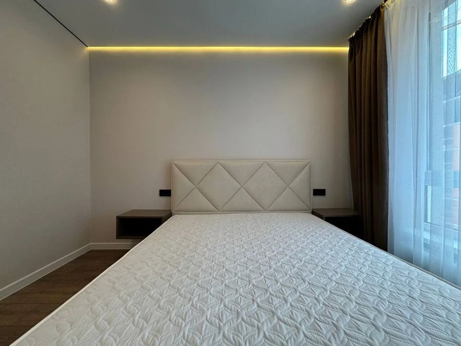 Оренда! 1.5 кім з сучасним ремонтом біля озера з басейном на даху