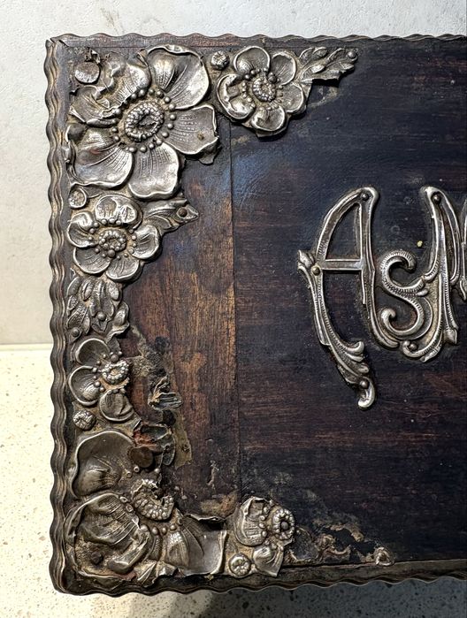 Para restauro: Antiga caixa “as minhas gravatas” em pau santo com aplicações em prata portuguesa contrastada