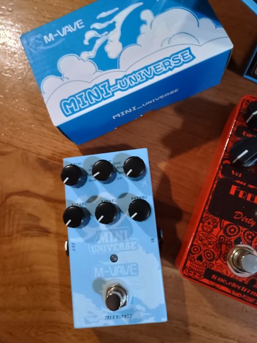 Varios pedais de guitarra.