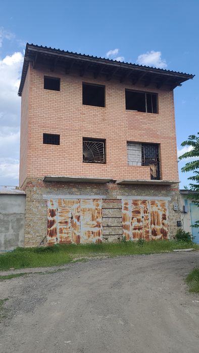 Продаю  трьоповерховий  гараж